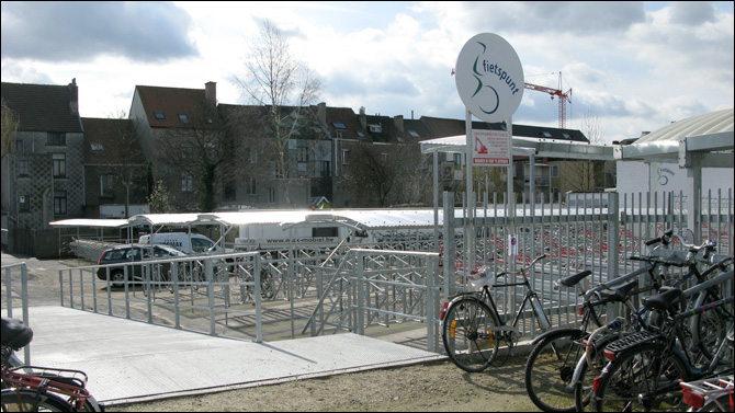 Zicht vanaf de Sint-Denijslaan naar de fietsenstalling